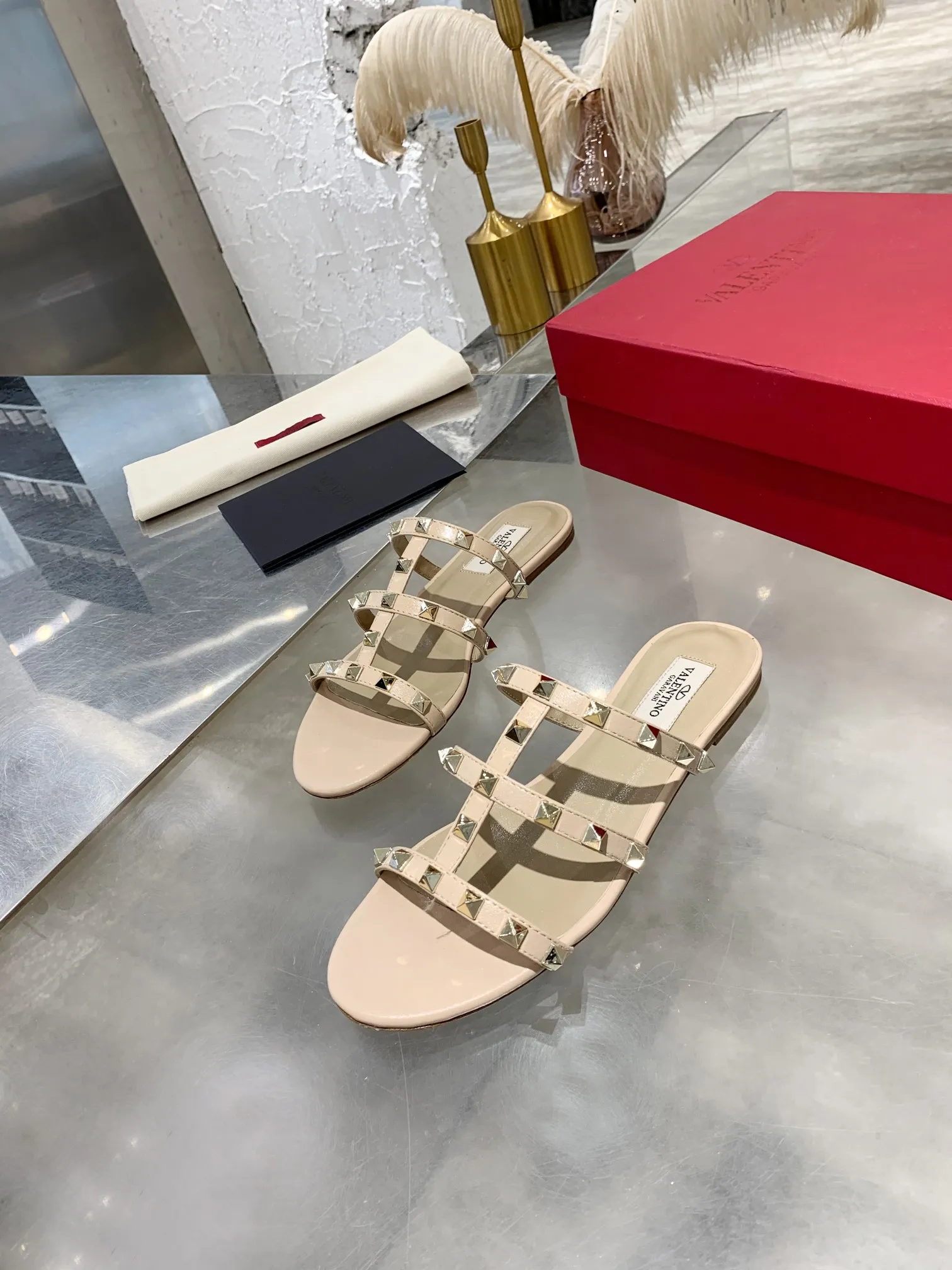 👟👟Ex-factory price 380👟👟 Women's shoes Women's clothing Women's shoes Women's clothing Valentino studded classic sandals ✔️Mixed-breed sheepskin upper ✔️Mixed-breed sheepskin lining and foot pads ✔️Italian yellow cowhide outsole with clear texture consistent with the counter ✔️Code number 35-40 (34, 41, can be customized and not returned)